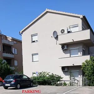 4 - Private Parking And Sea View Apartman